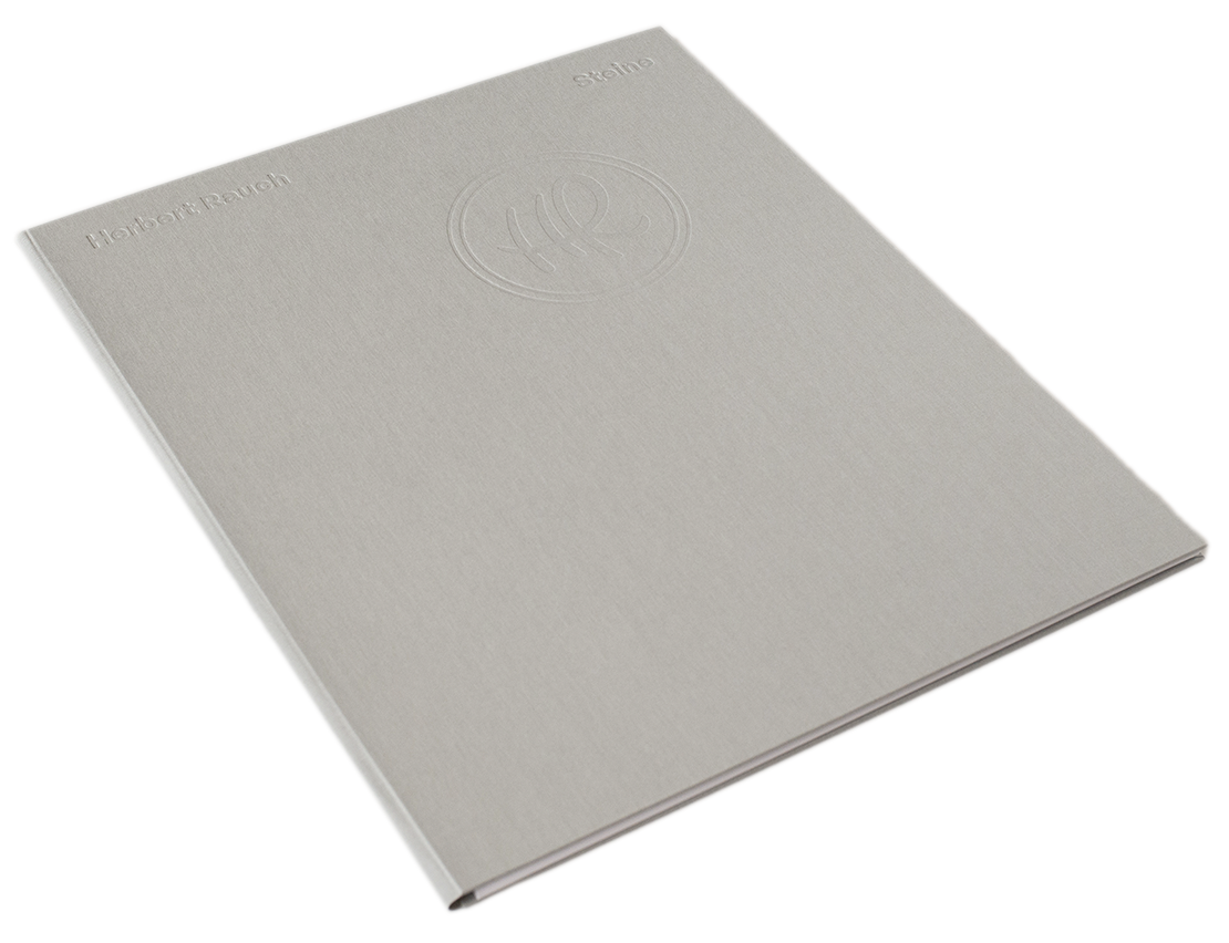 Buchbinder-Leinenmappe (grau) in der die fünf Fotoprints gefasst sind